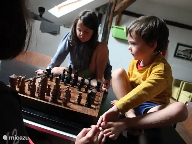 In het vakantiehuis liggen heel veel spelletjes.
